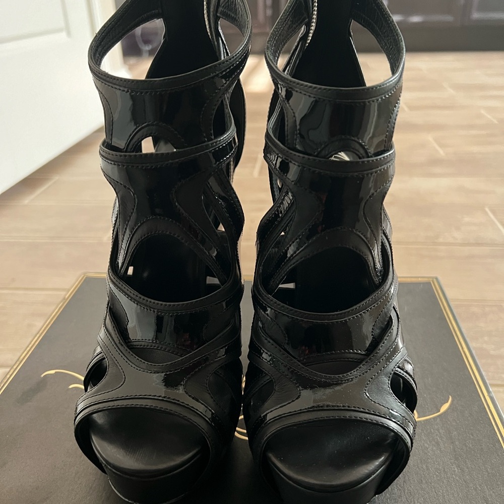 These black, Alejandro Ingelmo, size 38 are to die for! They are slightly worn.